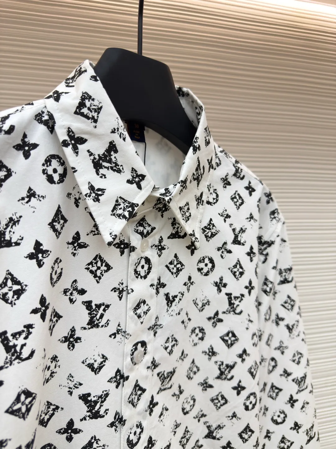 LOUIS VUITTON black full-print shirt ●Authentic product: Purchased and developed by 16612 ●Item number: 1680322-B15 ●Fabric: polyester fiber fabric ●Technology: Positioned cutting machine ●Version: Fitted version ●Weight: about 325 grams ●Size: 34-36-38-40 ●Description: The new shirt is made of soft and light silk-cotton blend, with full-width Monogram cutting to present a rich texture. Contrast buttons and a chest patch pocket add sophisticated details. The overall wiring is straight and delicate, the fabric is comfortable and soft, and the color is consistent without color difference. It can be matched with the same style to create a fashionable look and control various occasions. Customized accessories, complete with three standards, same style for men and women!